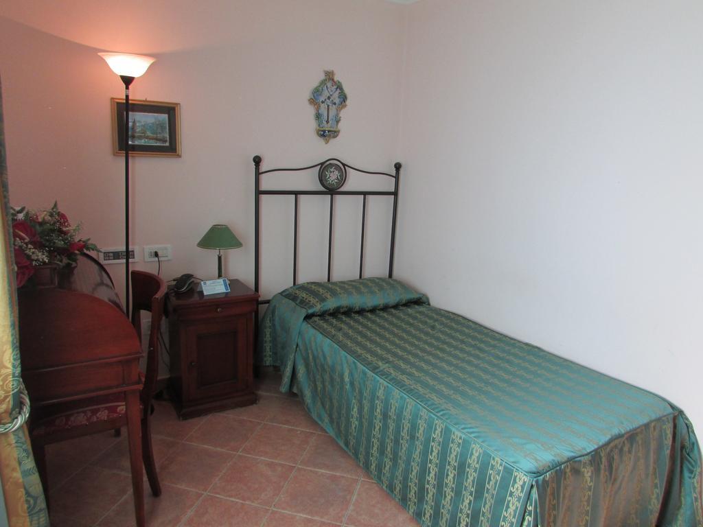 Emmaus Hotel Zafferana Etnea Quarto foto