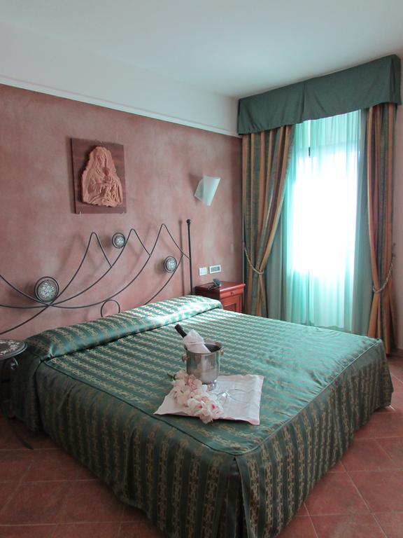 Emmaus Hotel Zafferana Etnea Quarto foto