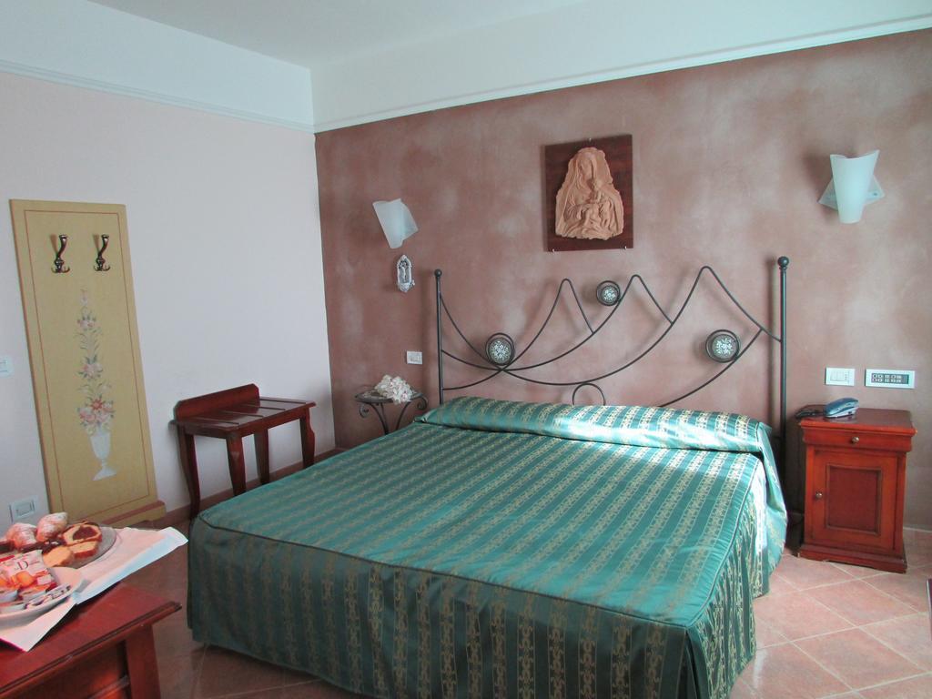 Emmaus Hotel Zafferana Etnea Quarto foto