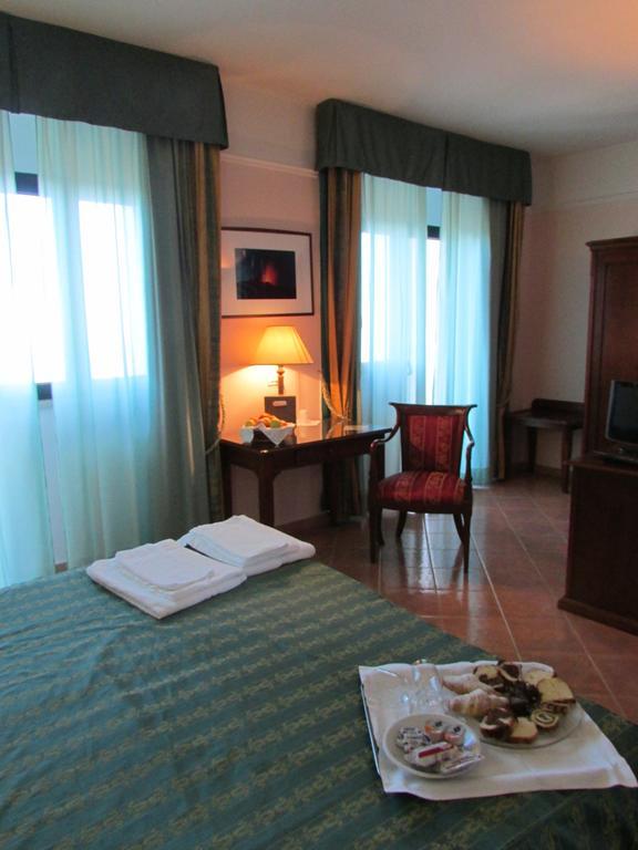 Emmaus Hotel Zafferana Etnea Quarto foto
