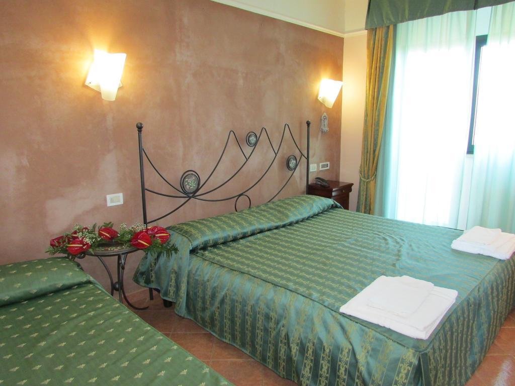 Emmaus Hotel Zafferana Etnea Quarto foto
