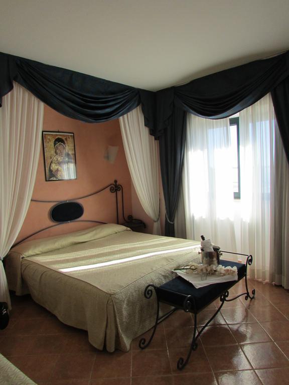 Emmaus Hotel Zafferana Etnea Quarto foto