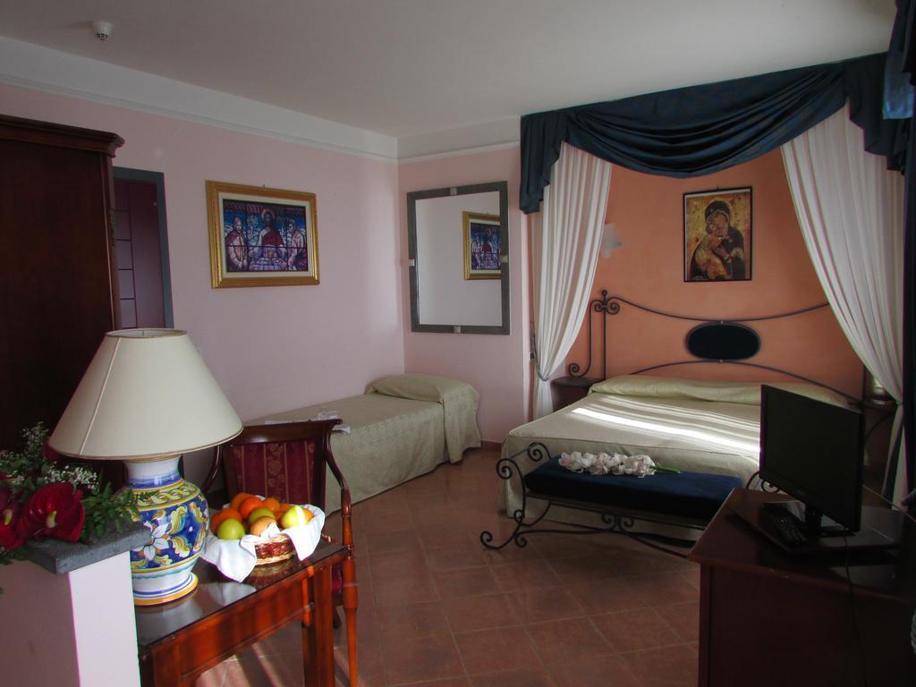Emmaus Hotel Zafferana Etnea Quarto foto
